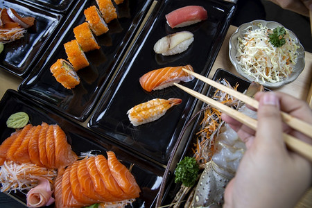 盘子真希日式寿司面卷和日本菜食单的生鱼肉吃图片