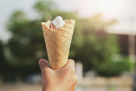 快乐的夏天晨光时手握冰淇淋可口图片