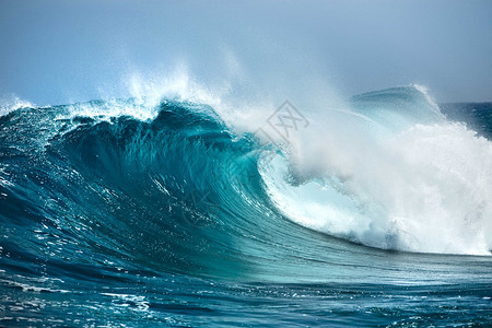 喷粗糙的海洋波浪环境图片