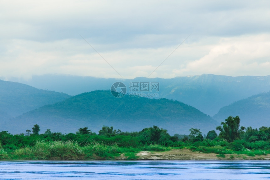 农村森林河流山和天空自然丰度云覆盖场地旅行图片