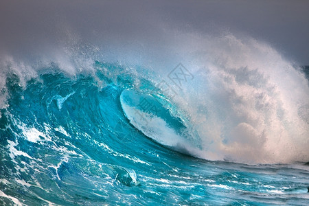 水滚动暴风雨海洋波浪图片