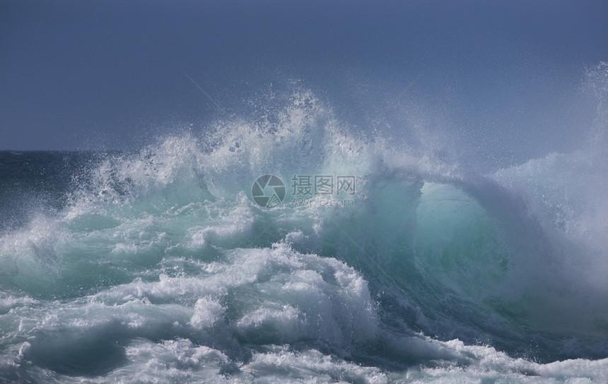 自然海洋波浪溅碰撞图片