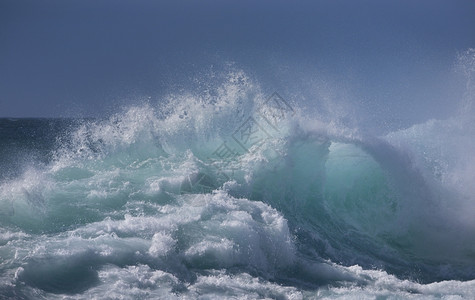 自然海洋波浪溅碰撞图片
