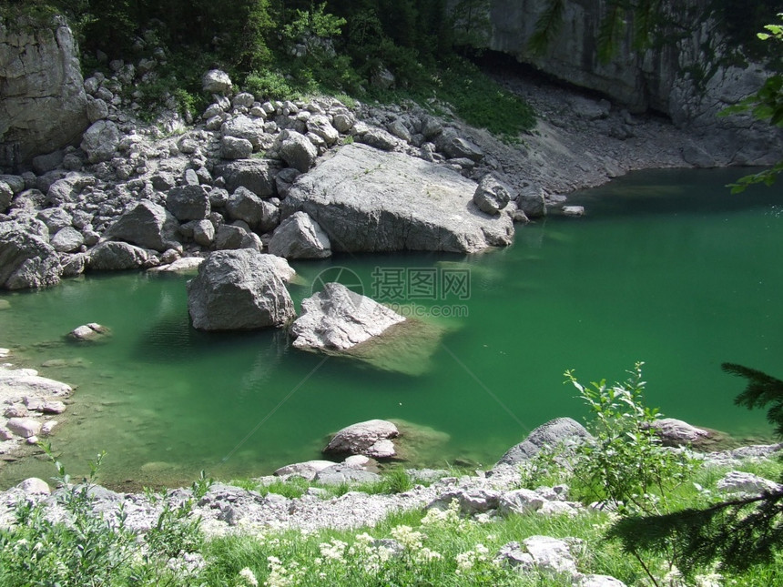 全景新鲜的结石美丽风景与山区急流河浅山与石激山区河的宁静景色与绿水河流中的大石头山区急流的美丽风景图片