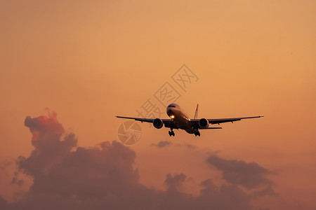 国际的快乐自然商业航空公司客机降落在场日天空和云雾飞抵行机在夜间航班开着照明的飞机陆线上行降落时间为晚航班空图片