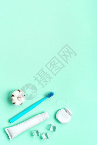 青新薄荷色背景的牙齿卫生和口腔科护理产品复制空间牙膏线和刷白管平板床顶视成像模版打扫粘贴洗背景图片