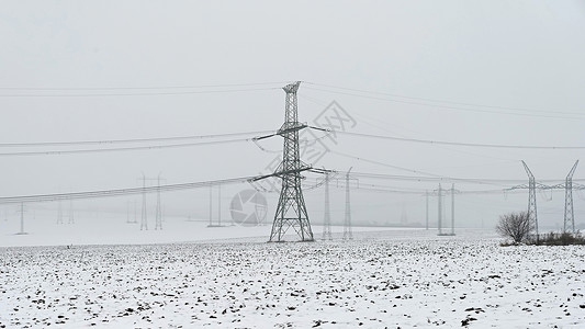 张价冬季风景中的高电压塔冬季雪价昂贵的供暖以及欧洲电价不断上涨等情况技术网络危险的背景