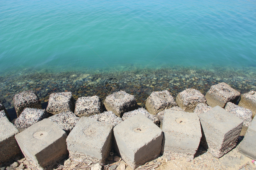 板坯红海岸上的大型平方石碎水由头和混凝土板块组成红海岸的大型平方石碎水形成白天码头图片