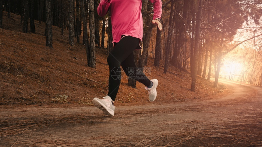 女运动者在早上锻炼中自然运行的女跑者健康生活方式概念以保持健康的生活方式概念为基础女运动员存在刷新图片