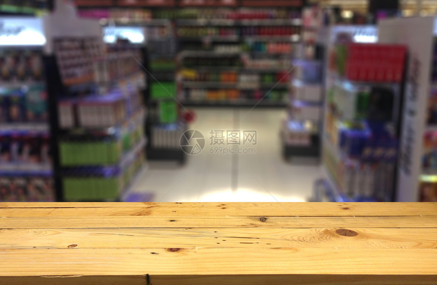 冰箱购物空木板桌间平台和模糊的超市过道产品展出时有架背景显示设备桌子图片