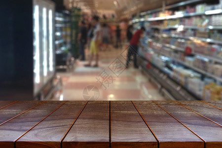 架子空木板桌间平台和模糊的超市过道产品展出时有架背景显示设备剪辑行业图片
