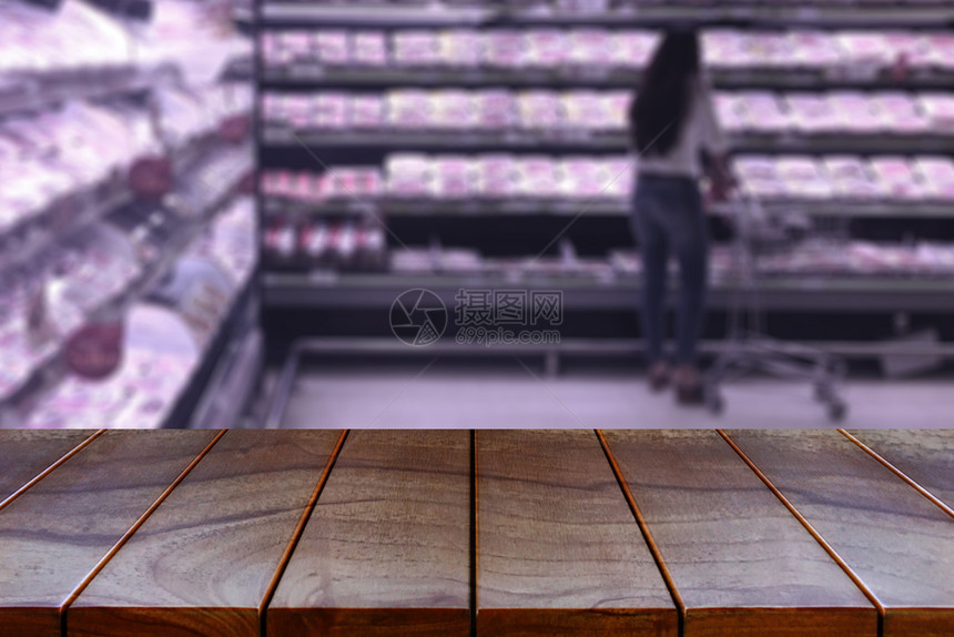 顾客空木板桌间平台和模糊的超市过道产品展出时有架背景显示设备食物商品图片