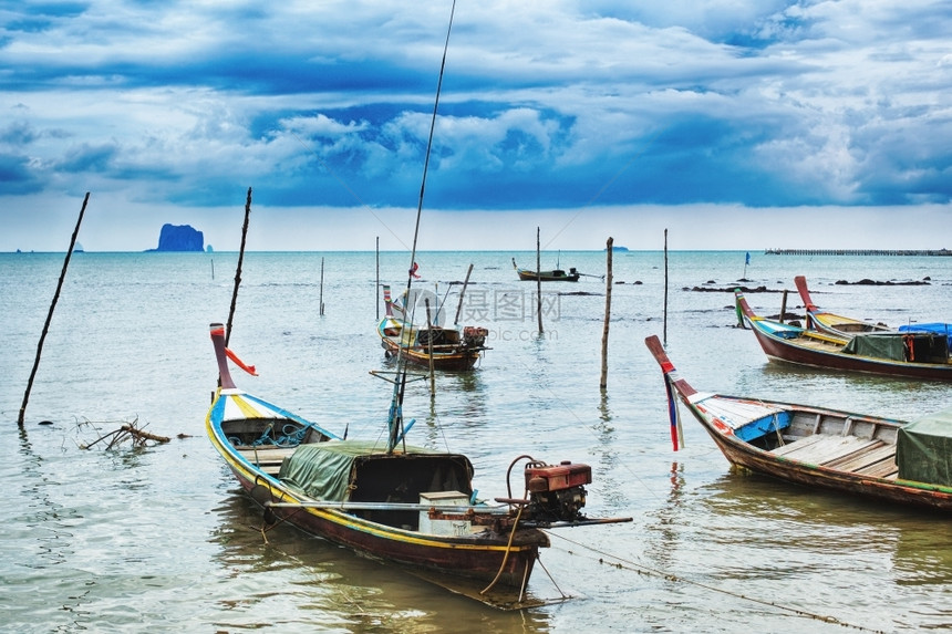 泰国沙滩上传统的船只图片