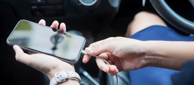 汽车技术和交通概念中的妇女充电智能手机技术与交通概念聪明的网络移动图片