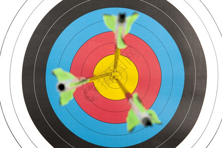 弓运动中央射箭目标的牛角之眼在短浅的田地深处三箭图片