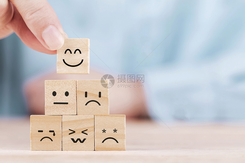 评分回馈商业人选择一个微笑的表情图标在木块服务与客户满意度调查概念上面对快乐的象征图片