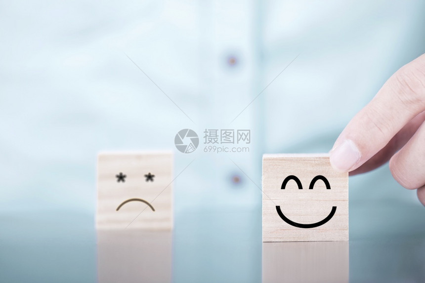 商人选择一个微笑的表情图标在木块服务与客户满意度调查概念上面对快乐的象征人们排行情绪图片