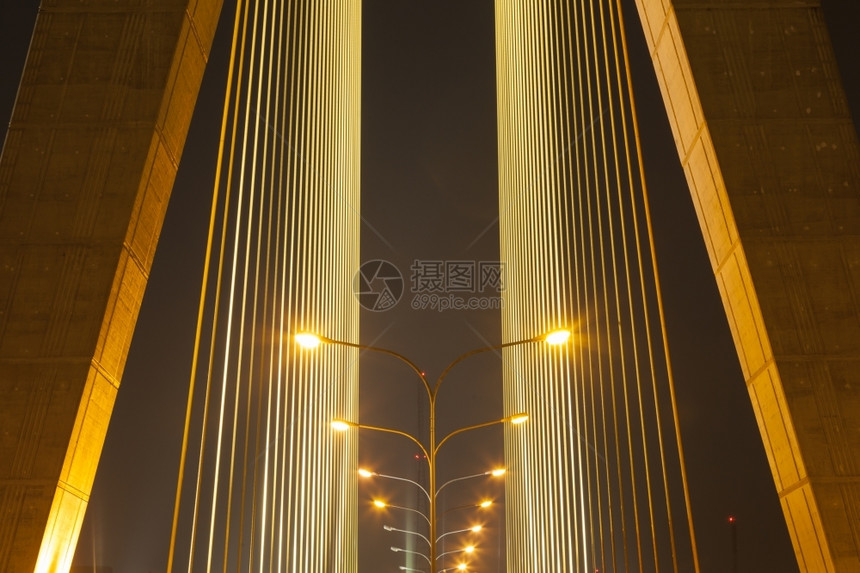 天空夜间桥上灯的光亮度活力运输图片