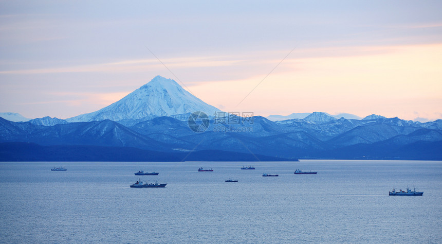 港口天空与甘察卡岛秋天火山一起在湾内捕鱼的渔船反射图片