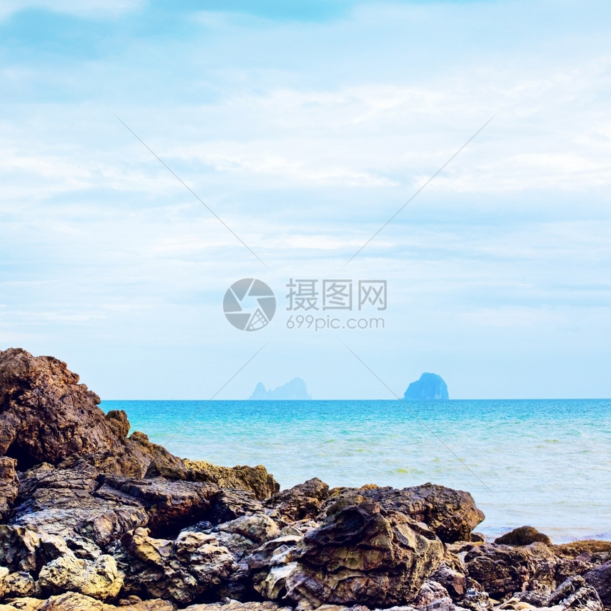 海岸线泻湖沿泰国安达曼海滩的岩石岛图片