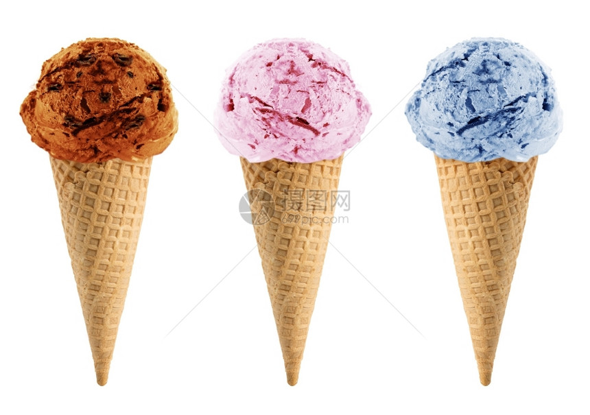 混合可胡扯黑莓草和巧克力冰淇淋在白色背景和剪切路径的圆锥上图片