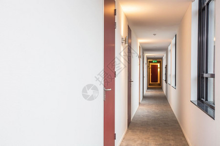 家出口客人明亮走廊公寓大楼现代设计新清洁明亮走廊公寓大楼现代设计新图片