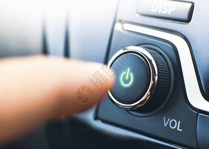 玩收音机驱动程序按下汽车中的音频播放器功率按钮体积图片