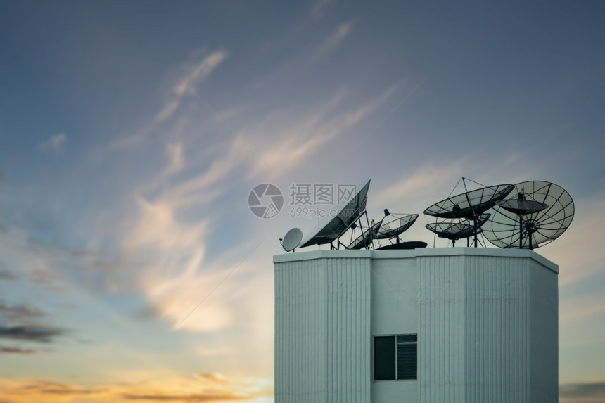 屋塔卫星天线在大楼顶上天空美丽的盘子图片