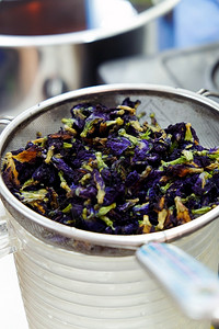 食物以传统泰国方法制作蝴蝶派果汁的过程和使用传统泰国方法制作茶植物图片