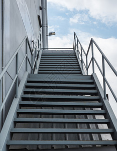 云城市的铁工厂后面金属楼梯在紧急情况下用于消防出口在紧急时期使用背景