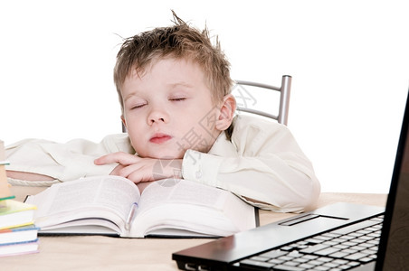 教科书男孩学生在及时做功课睡觉初级笔记本电脑图片
