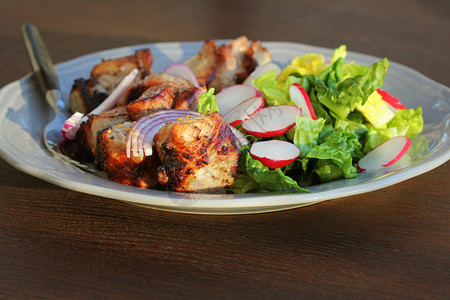 午餐鸡开胃菜烤肉烧猪排盘子里有沙拉背景图片