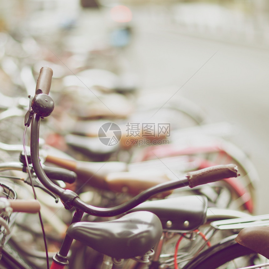 街道覆盖棕色的在田地深度浅自行车公园休息的自行车手栏式老运动图片