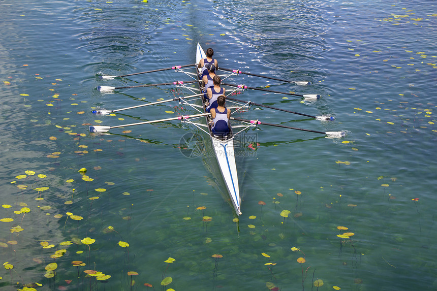 绿松石湖上的Menrsquos四人赛艇队运动员蓝色的水图片