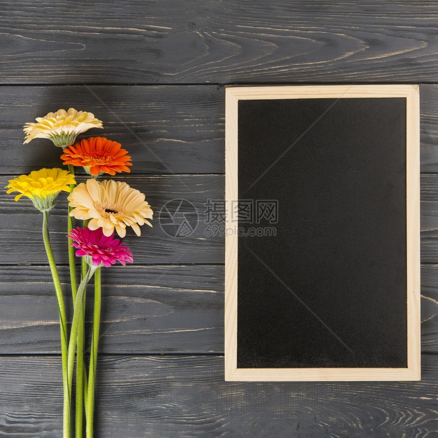 母亲黑森州带空白板木桌的梅花头图片