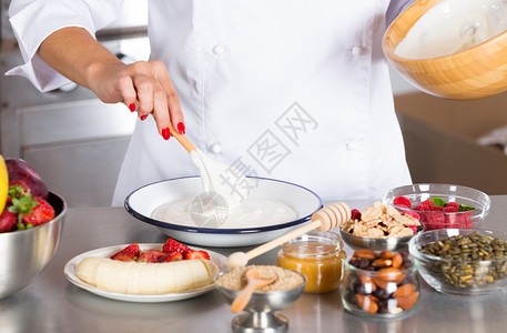 浆果厨工草莓烹饪准备用酸奶水果和谷物做的甜点图片
