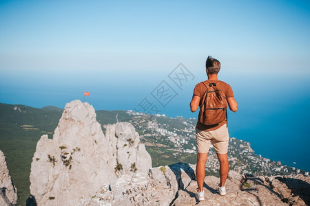 太阳旅行在山上度假的快乐男子旅游户外悬崖海岸边缘人们图片