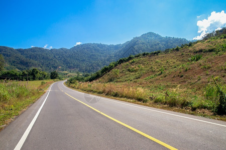 阿斯法特公路泰国山北部森林道路图片