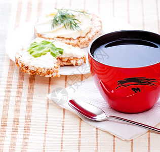 桌子餐巾新鲜以茶叶和玉米面包为早餐高清图片