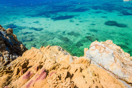海滨梭桃邑白色的海滩上热带岛屿岩石蓝天高卡姆帕塔亚泰兰图片