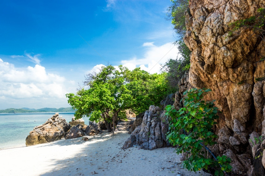 海洋滩上的热带岛屿岩石蓝天高卡姆帕塔亚泰兰旅游户外图片