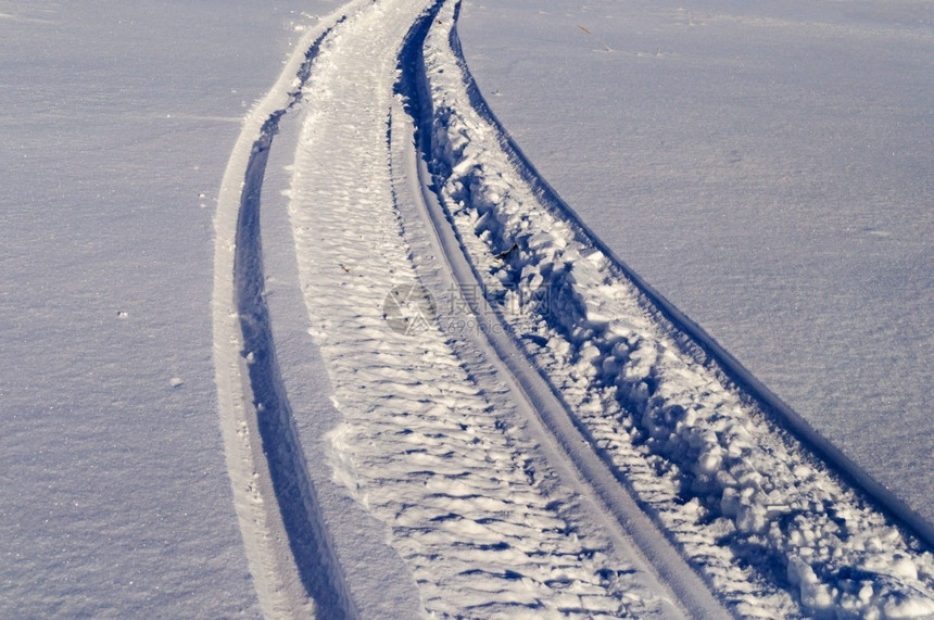 滑雪中的轨道阳光明媚的冬季日转动质地图片