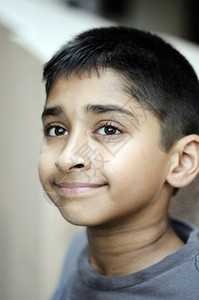 一个英俊的印地安孩子为你笑快乐水平的亚洲人草图片