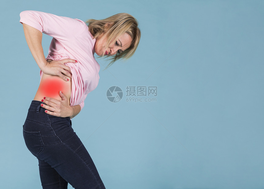 生物学医疗的患有后背下低度疼痛蓝底背景的妇女健康图片