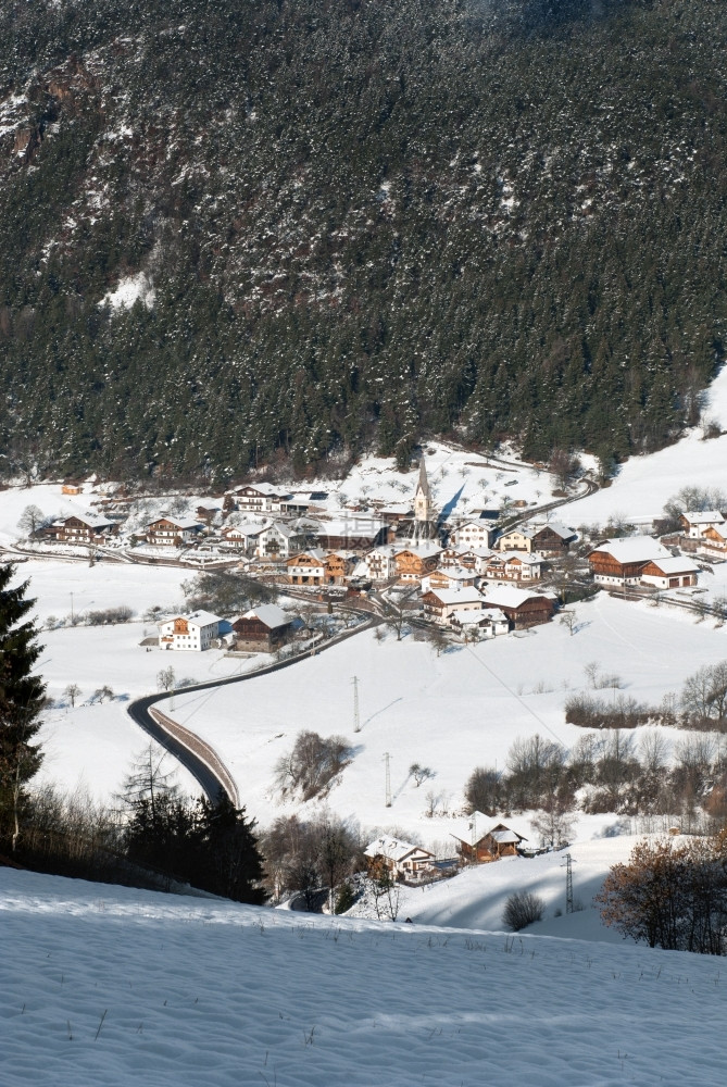 村庄意大利北部高山地区一个小村位于意大利北部高山地区冬季谷图片