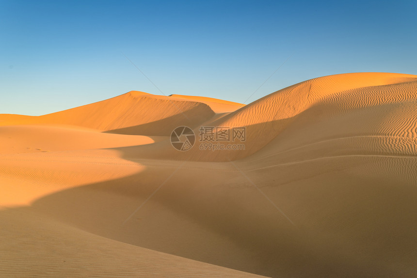干旱眼泪温暖的在沙漠丘上晒日落图片