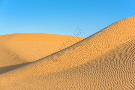 太阳垃圾摇滚在沙漠丘上晒日落干旱图片