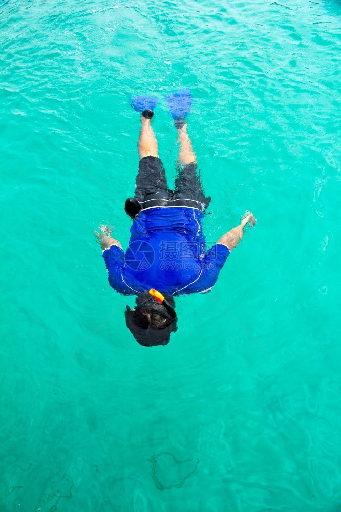 人们蓝水中的Scuba潜水员妇女脚蹼海洋图片