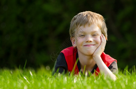 草原上的微笑的男孩图片