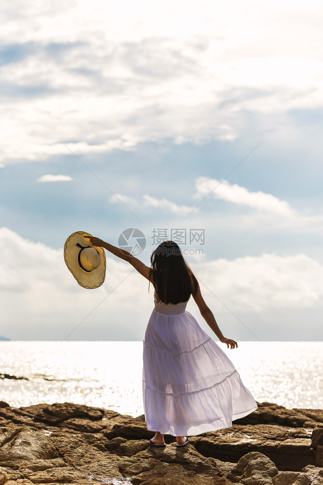 海自然假期那个女孩站在她背后带着一个快乐的姿势图片